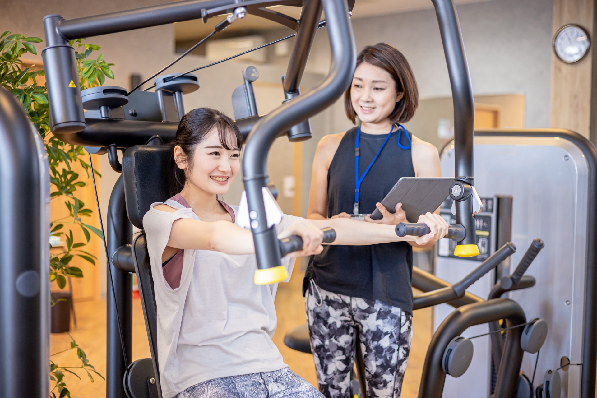 山のふもとに停車中のオープンカー
