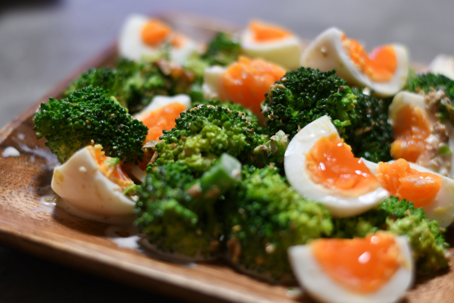 新車のスポーツカーが駐車してある倉庫