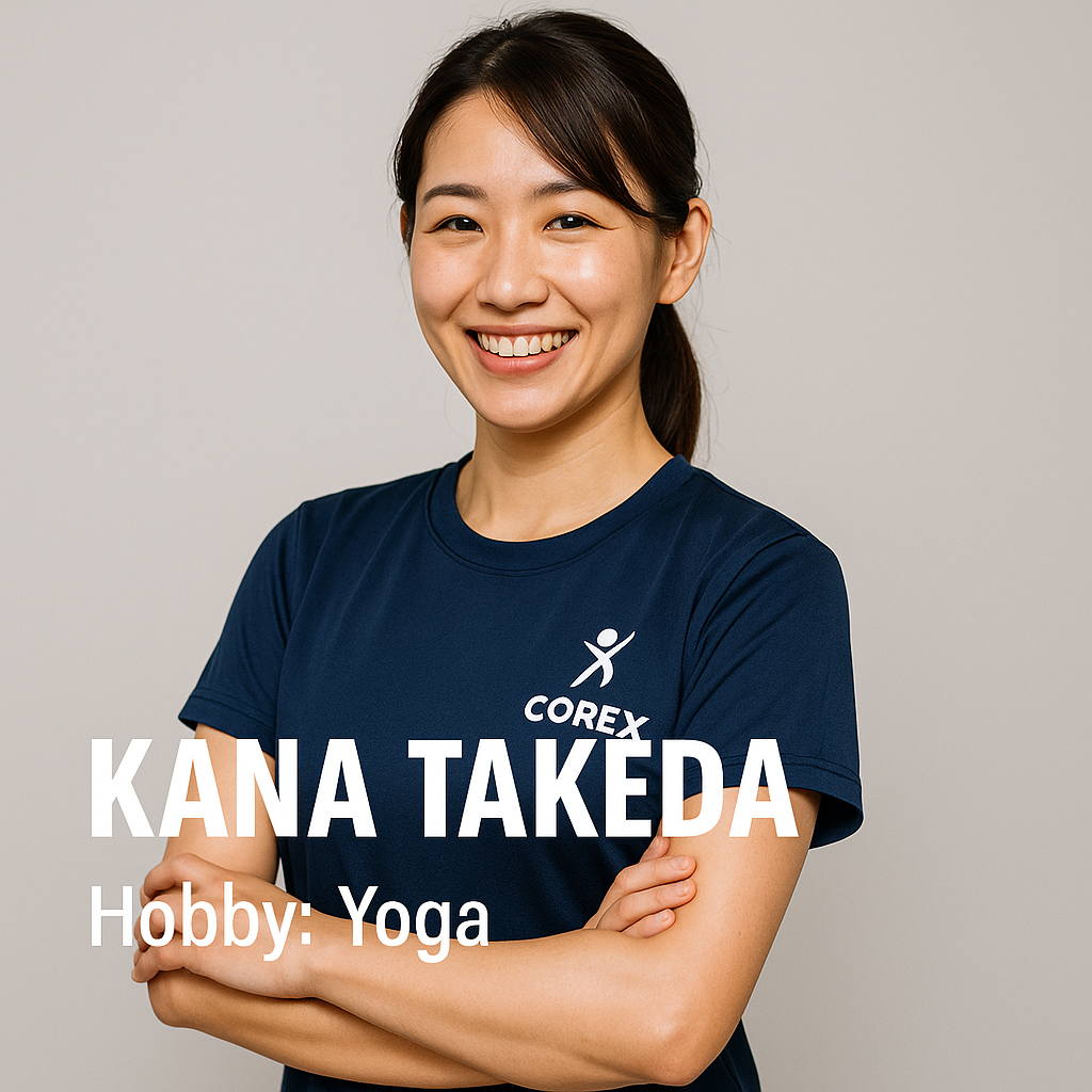 車のキーが左手にのっている画像