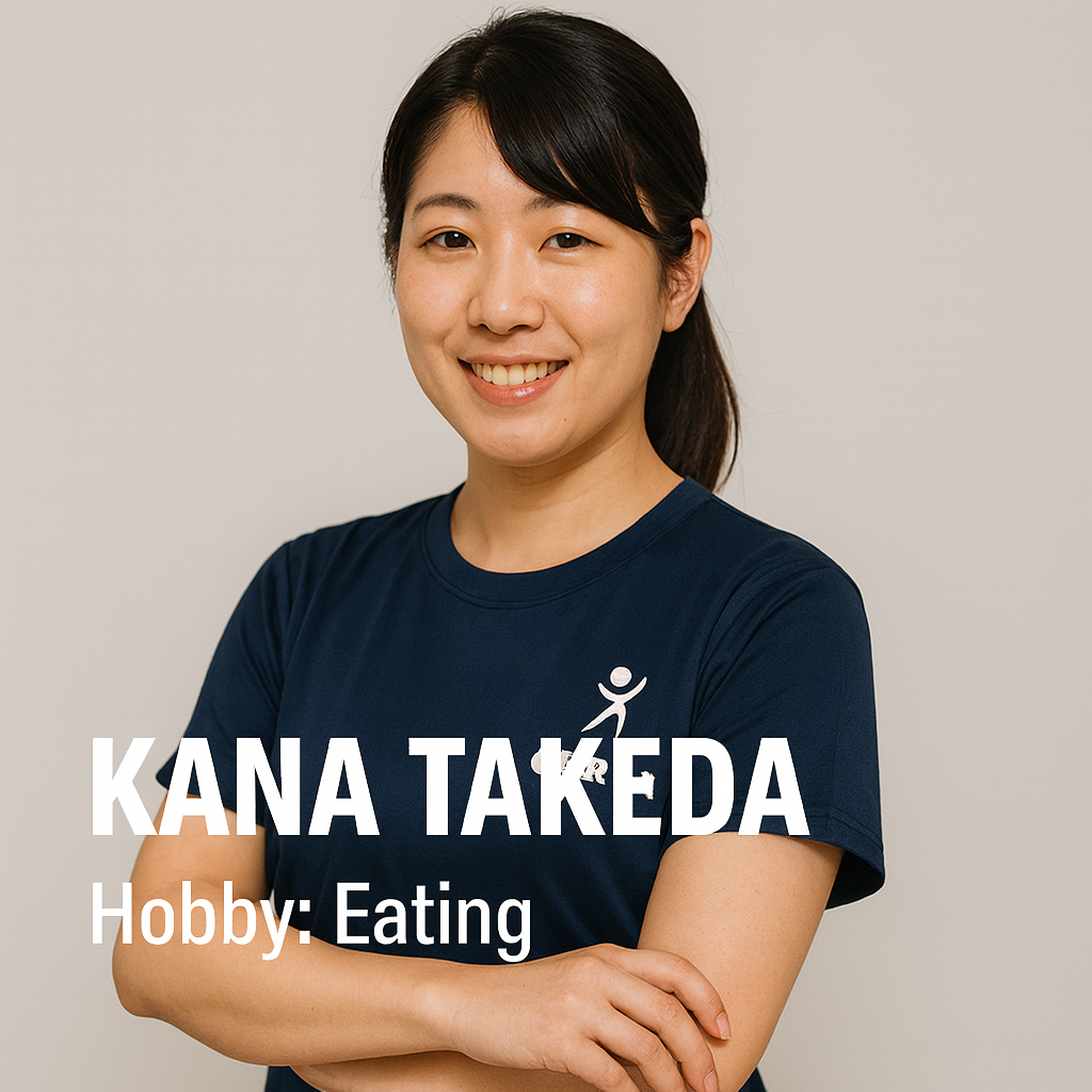 車体の下回りを点検する整備士